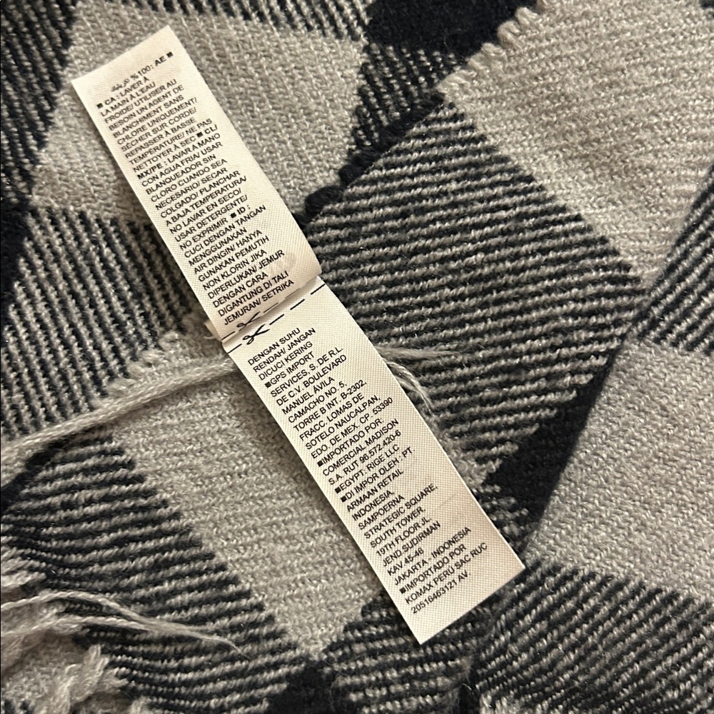 Old Navy Men’s Scarf - Picture 6 of 7